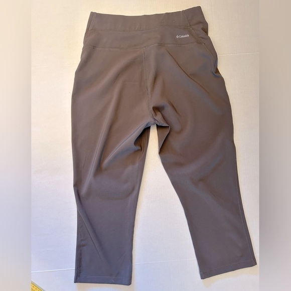 Columbia Omni Shield advanced repellency crop legging in color: gray. Size M. I6 - Picture 3 of 9